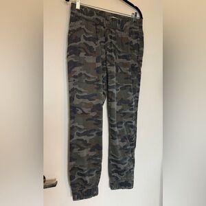 Cloth & Stone Green Camo Print Joggers with Front and Back Pockets in Size Small